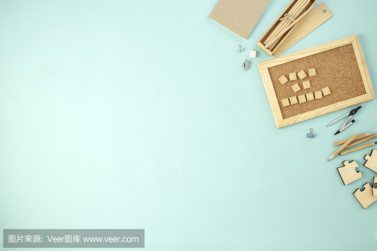 學(xué)校和辦公用品在淡藍(lán)色的背景,回到學(xué)校的概念