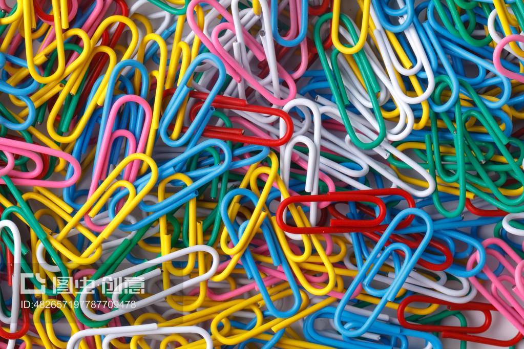 一堆彩色辦公室回形針pile of colored office paper clips